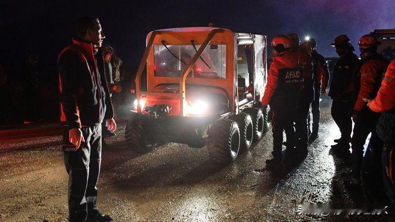 利比亚军方首脑及另外四人在土耳其上空飞机失事中遇难
利比亚总理表示，穆罕默德·哈