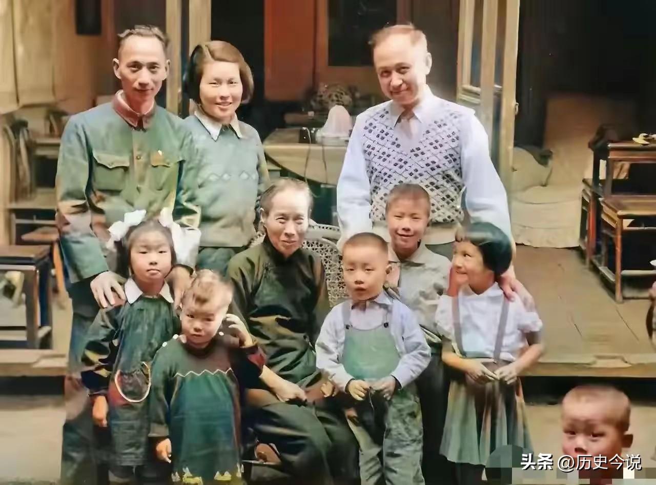 1955年钱学森归乡留影：杭州故里聚至亲，一帧笑颜藏赤子温情
 
阅读此文前，诚