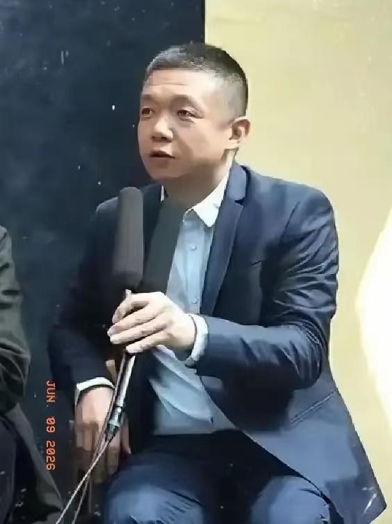他嘴里的筷子还没放下，眼睛盯着监视器方向，等着下一场戏的调度。

这就是网上最近
