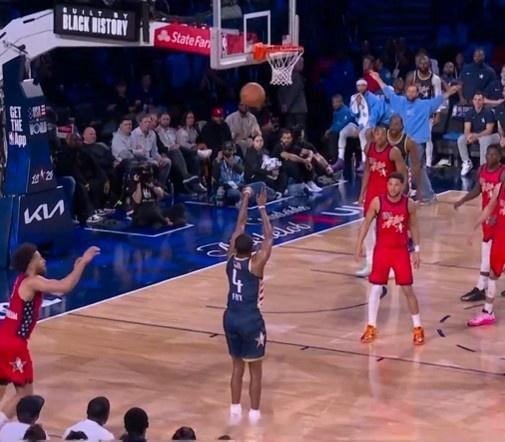 绝杀！绝杀！全明星绝杀名场面！福克斯压哨三分终结比赛！42-40！前面有多刺激，