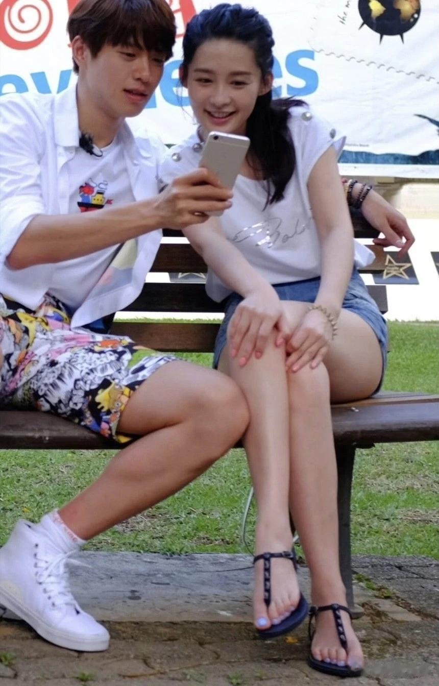 李沁的美腿堪称完美，它们就像是两段经过精心打磨的玉柱，优雅而修长。她的腿部线条流