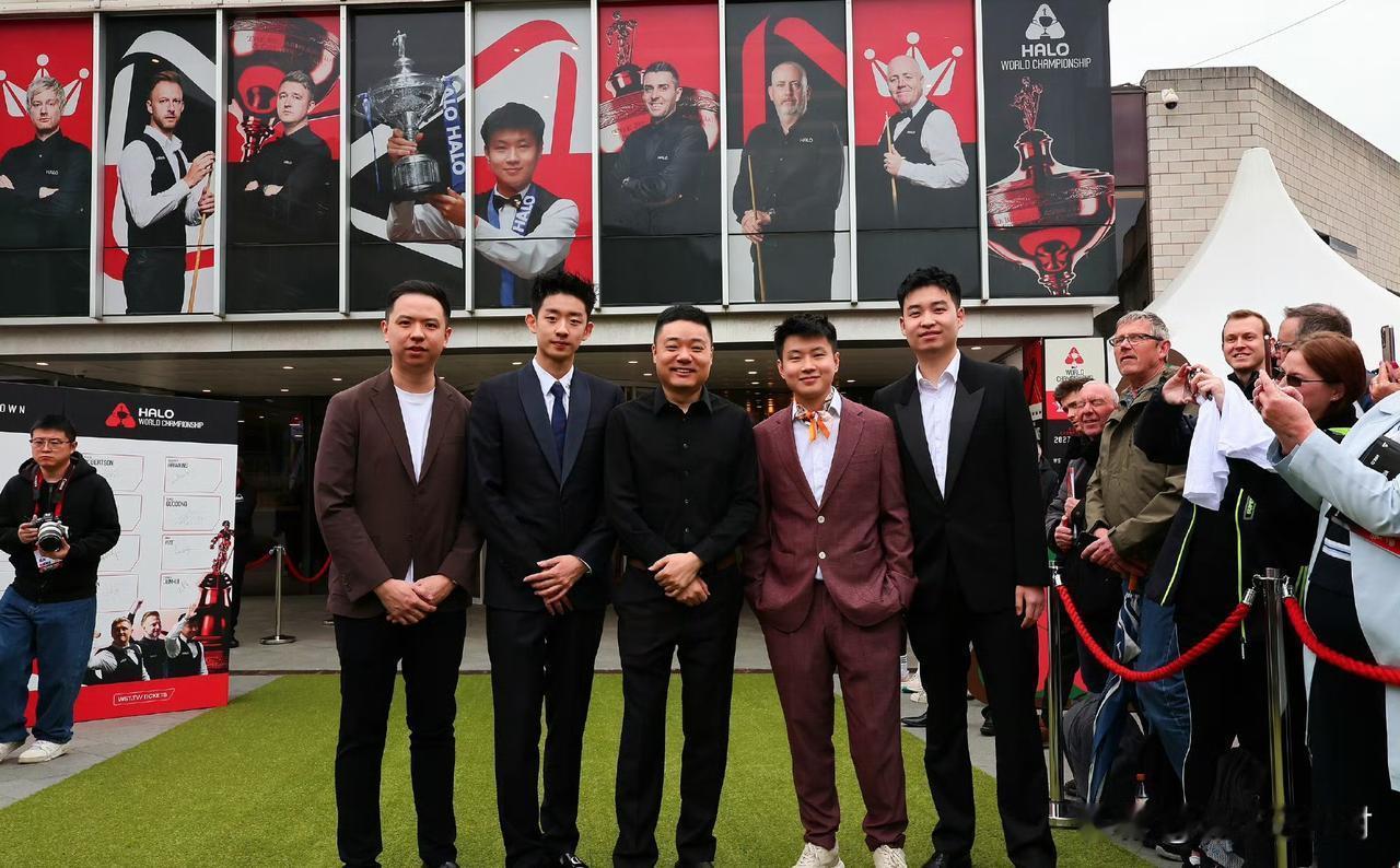 一张照片，看出了赵心童的修养！
2026年斯诺克世锦赛开始之前的媒体见面日，作为