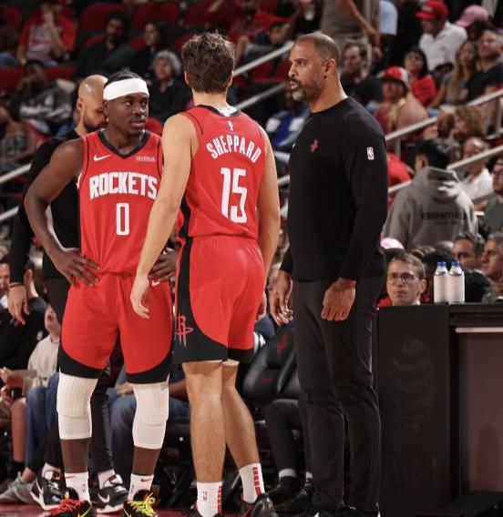 火箭完全不像是一支季后赛级别的球队，各种低级失误，杜兰特面对包夹毫无办法，基本都