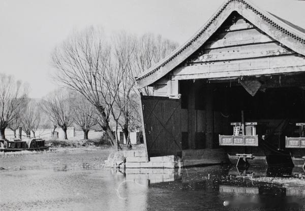 Imperial boathouse (颐和园大船坞) and the padd