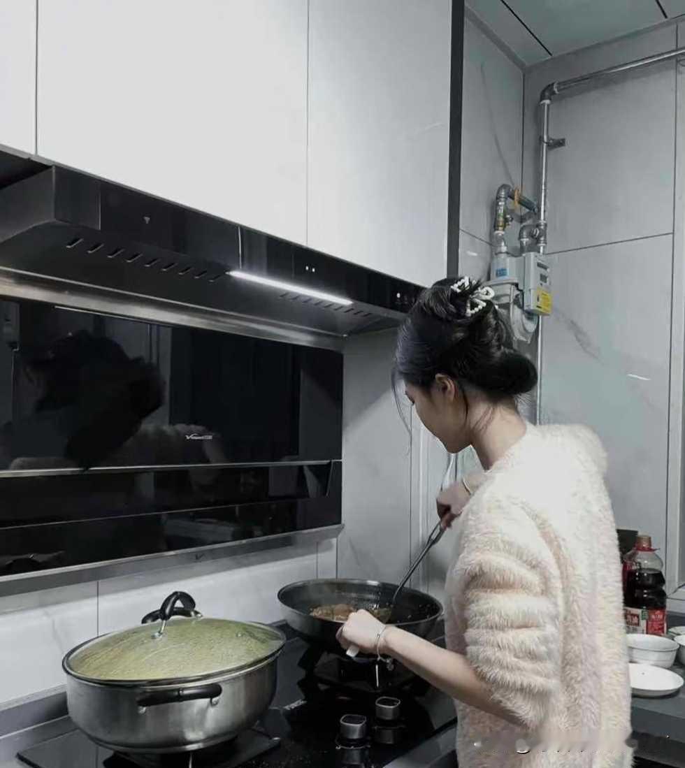 这种的婚姻有什么意思？
烦嘞，隔几天就帮我修一次指甲，还手脚都要，不给就抿嘴看着