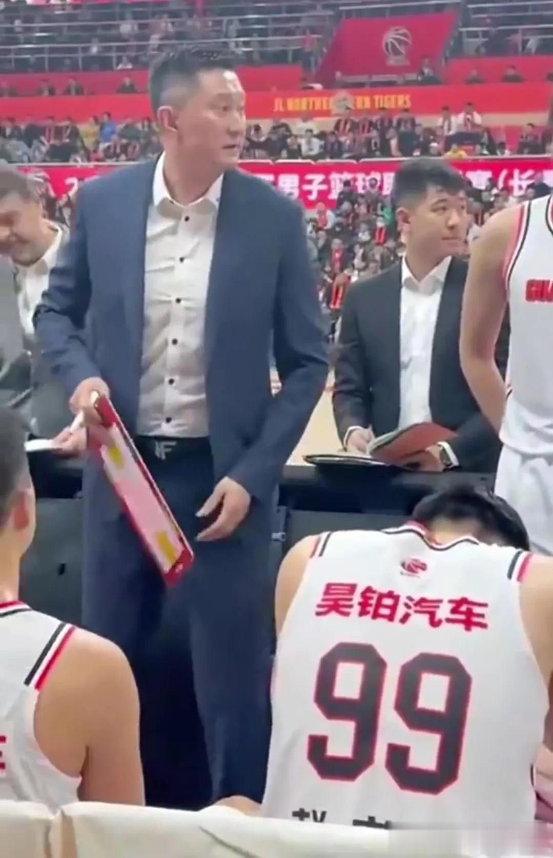 CN*D！傻*！身为教练说出这话！输急眼了吗？杜峰在替补席教育球员，说出那样的话
