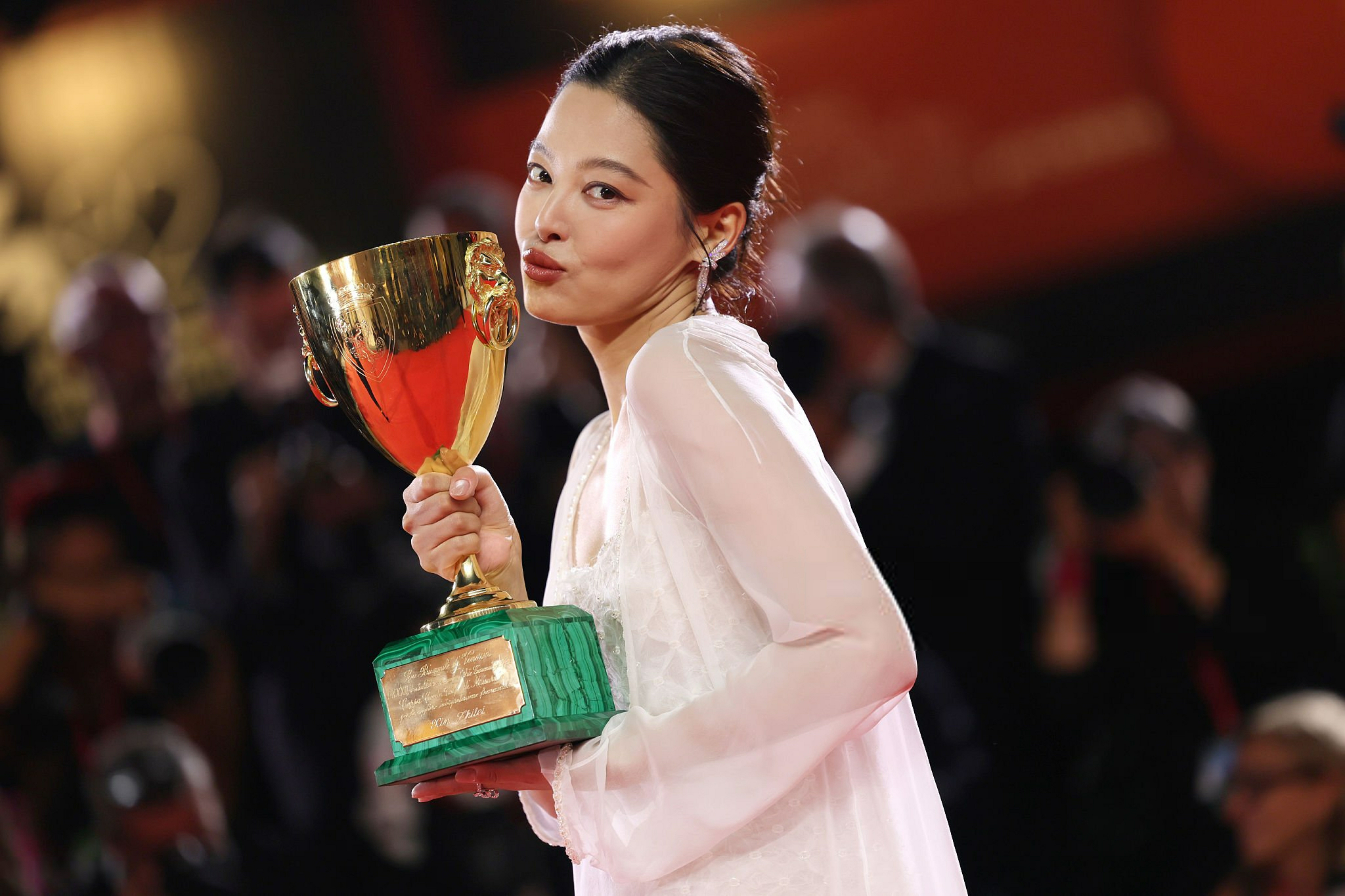辛芷蕾获得第82届威尼斯电影节影后捧杯写真来咯！恭喜她成为巩俐（1992年）和叶