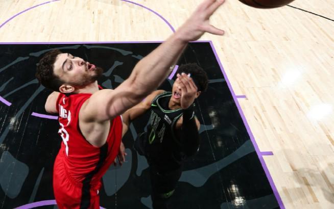 申京打出了一场无法被归类的比赛。
火箭客场134-102击败鹈鹕，比起32分的大