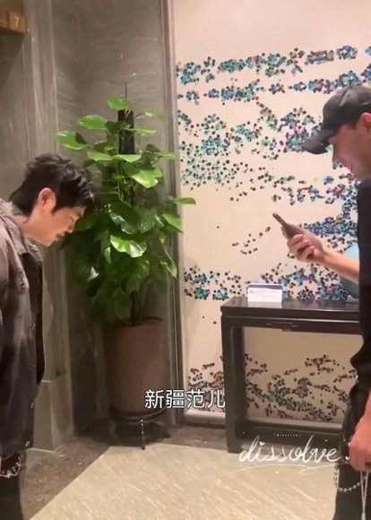 人缘好的坏处来了 新秀和AThree把节目趣味氛围烘托得恰到好处，本以为看点已经