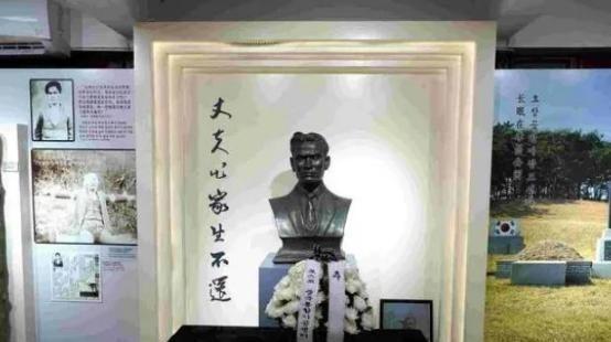 1932年，上海的虹口热闹非凡，几个重量级鬼子军官看天上的飞行表演的时候，二十四