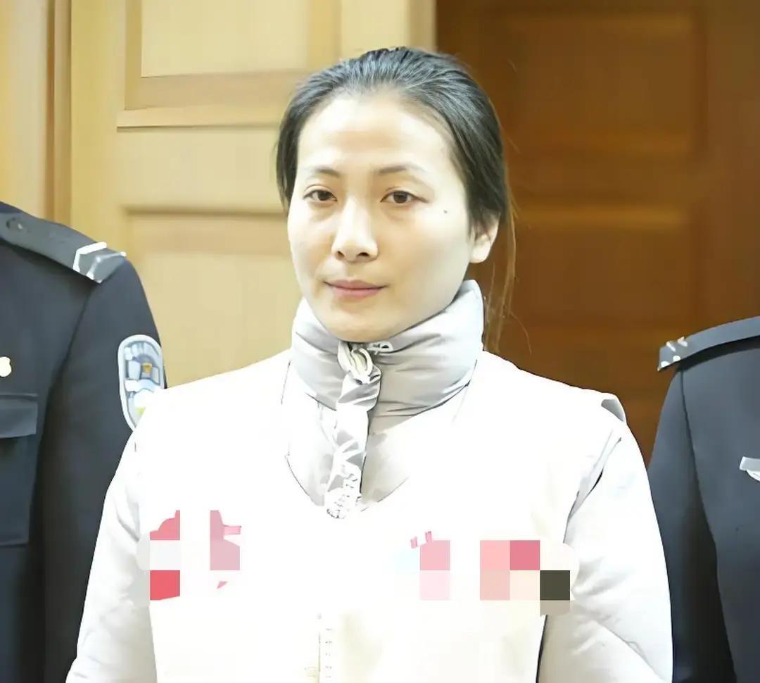 2004年7月9日清晨6点，北京外国语大学东院一间出租屋里，两个女大学生李春霞和