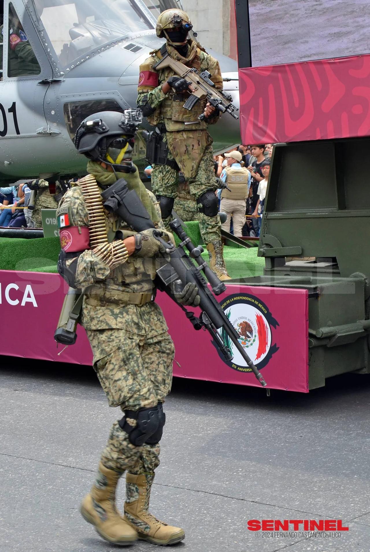 墨西哥海军步兵狙击手配备现代化 M24 SWS 7.62 毫米栓动狙击步枪。