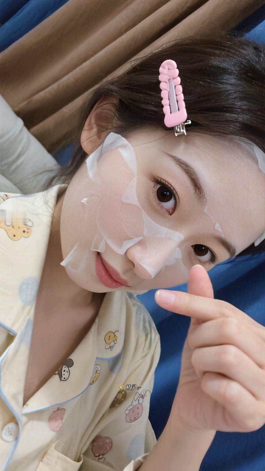 我们总在盼着长大、盼着成熟、盼着远方，却忘了小时候的一块糖就能甜一整天。后来才明