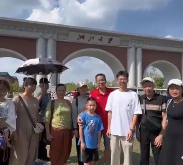 幸福的一家人，在开学季，送孩子上大学学，然后旅游，一家人两不误，令人羡慕嫉妒。这