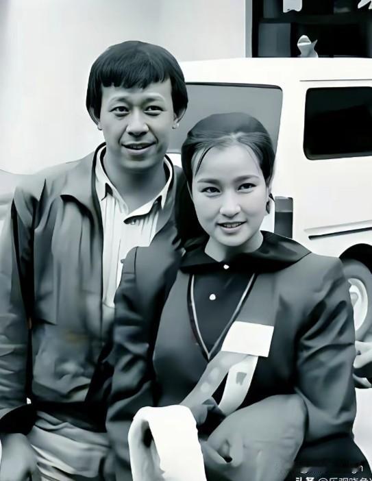现在再看刘晓庆和姜文当年的照片，真的忍不住感慨一句太般配了。

两个人都气场十足