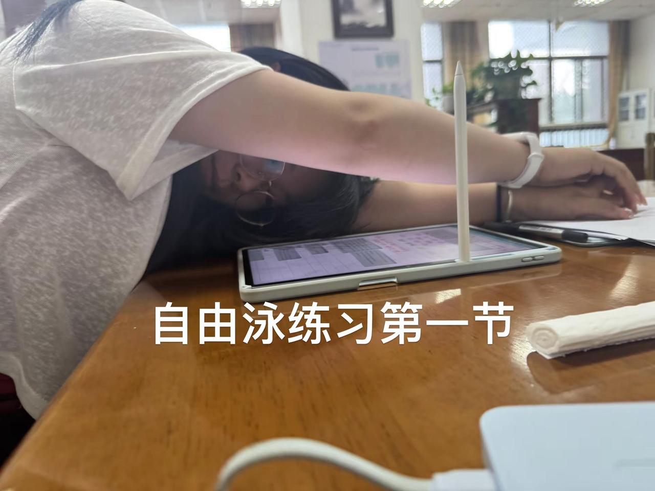 有没有游泳教练，我舍友这泳姿标不标准？备考游泳