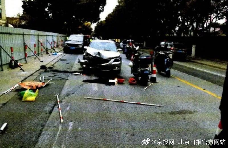 #男子开车找手机撞死2人获刑#【#男子开车找手机撞死2名道路维修员#】驾驶车辆行