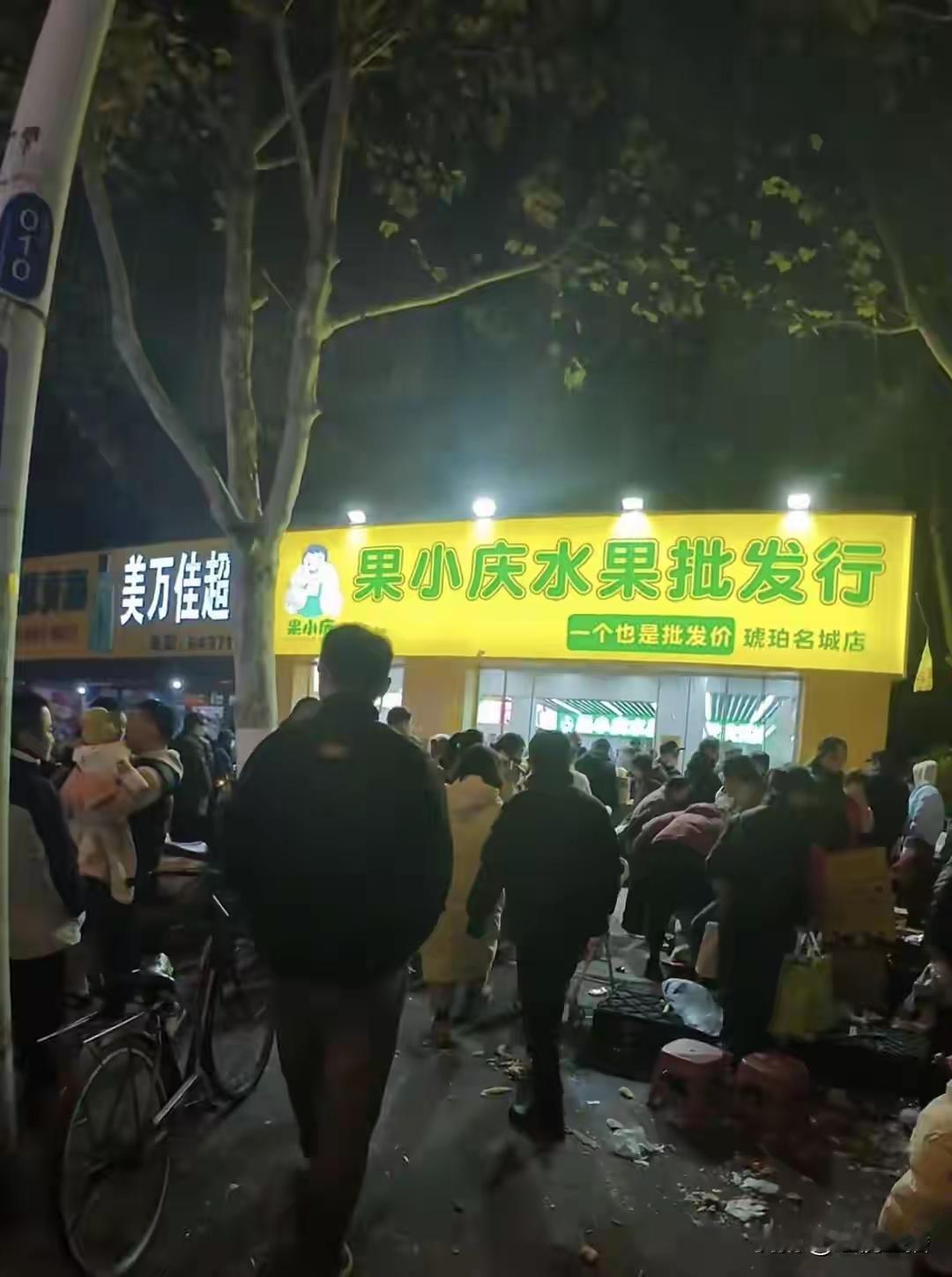 合肥水果店老板在微信群力推充值送榴莲后失联，是典型的“预付费跑路”套路。其手法是