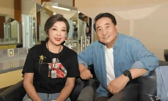 近日，刘晓庆回忆往昔配文写道：“和姜昆久别重逢！共同回忆1983年第一届春节联欢