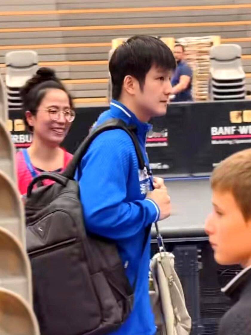 樊振东回到德国普通的训练日常，上训或下训遇见了，还就在身边走过。

这种海外训练