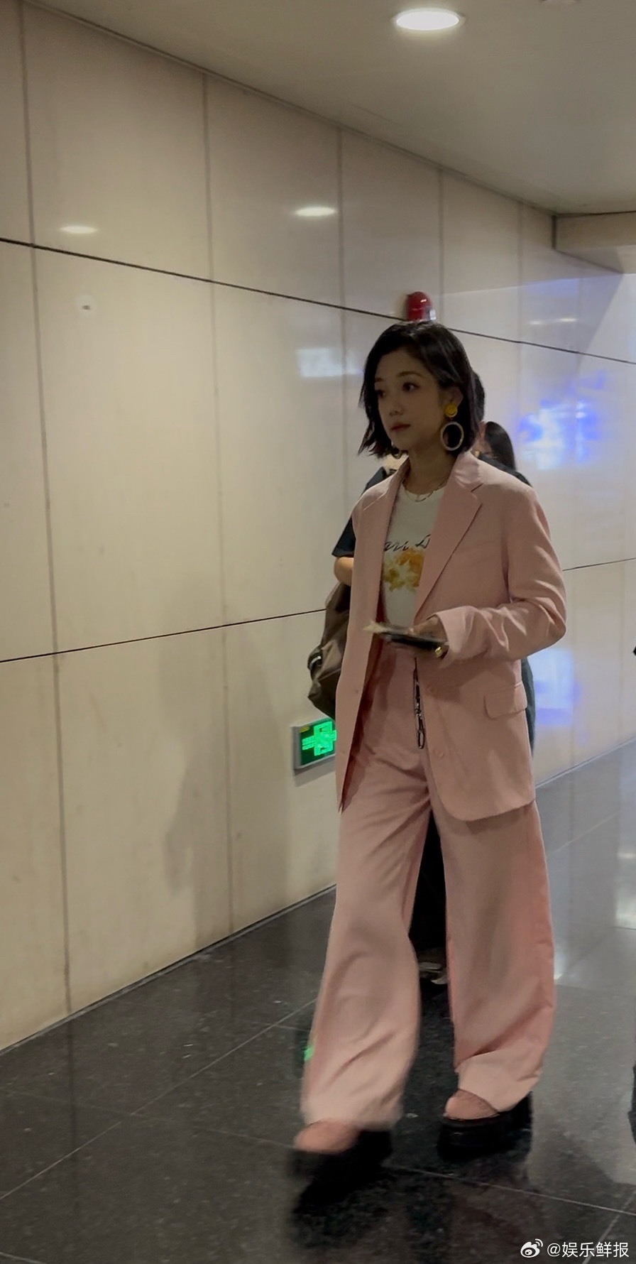 希林娜依高打歌2025彩排路透希林娜依高《打歌2025》彩排路透🈶一身粉色西装