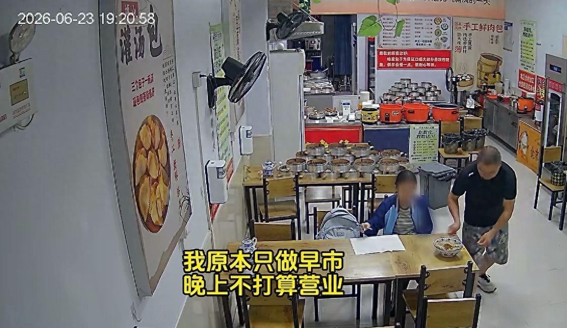山东淄博，一家新开的灌汤包小店，晚上客人很少，老板本来打算关停晚市，但他发现一个