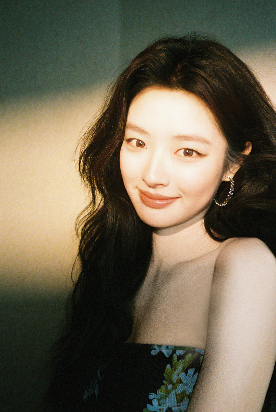 徐若晗28岁生日花絮照 徐若晗28岁生日花絮照来啦！黑色印花抹胸裙＋卷发造型优雅