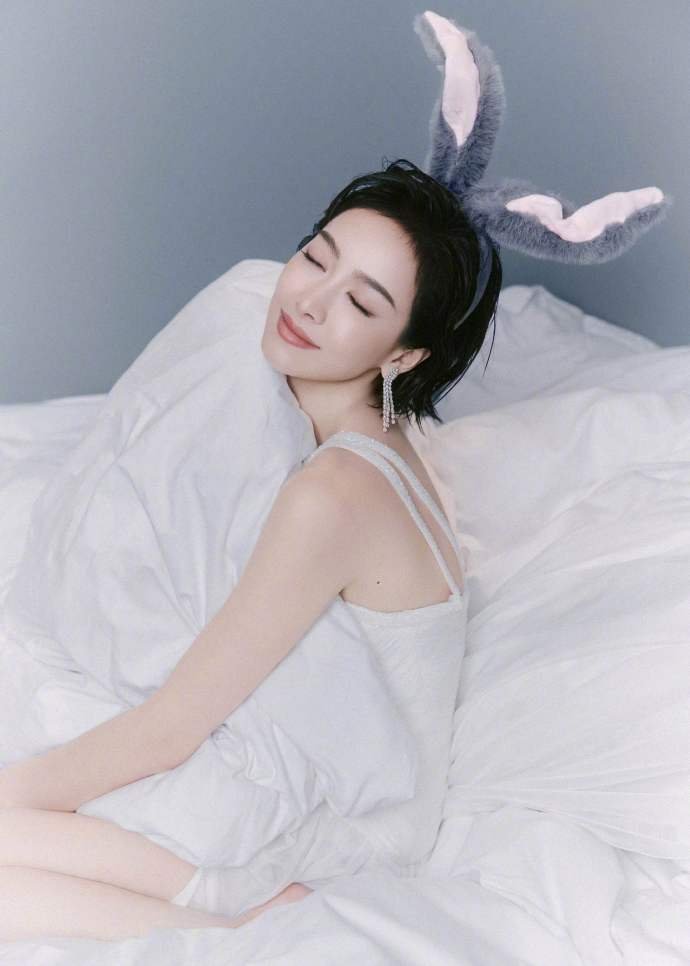 宋茜39岁了宋茜39岁状态 青涩的Victoria到现在成熟的宋茜，没想到都39