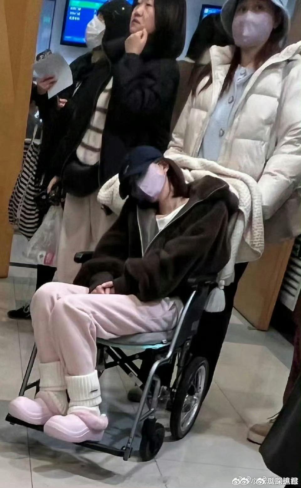赵露思继被网友偶遇医院坐轮椅后！先是赵露思的微博账号被锁！现在赵露思的新剧《恋人