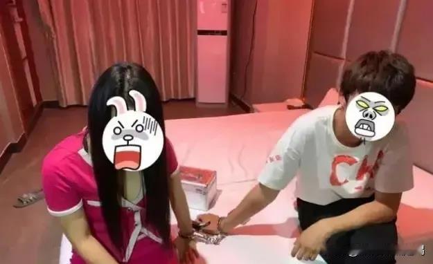 三观尽毁！江西一名男子与老婆晚上在外面吃夜宵时，发现没烟了，便去超市买包烟，没想