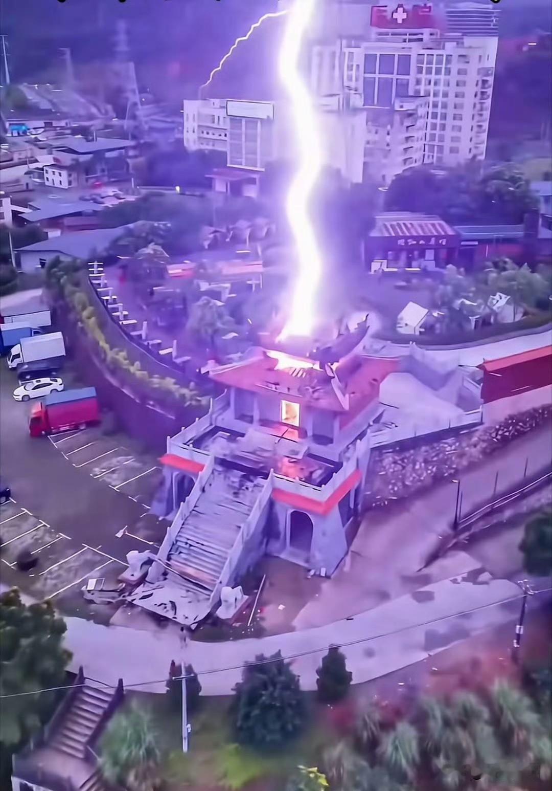 近日，福建泉州安溪龙须殿遭雷击起火，庙内四大天王护法神像身体完好无损，唯独面部被