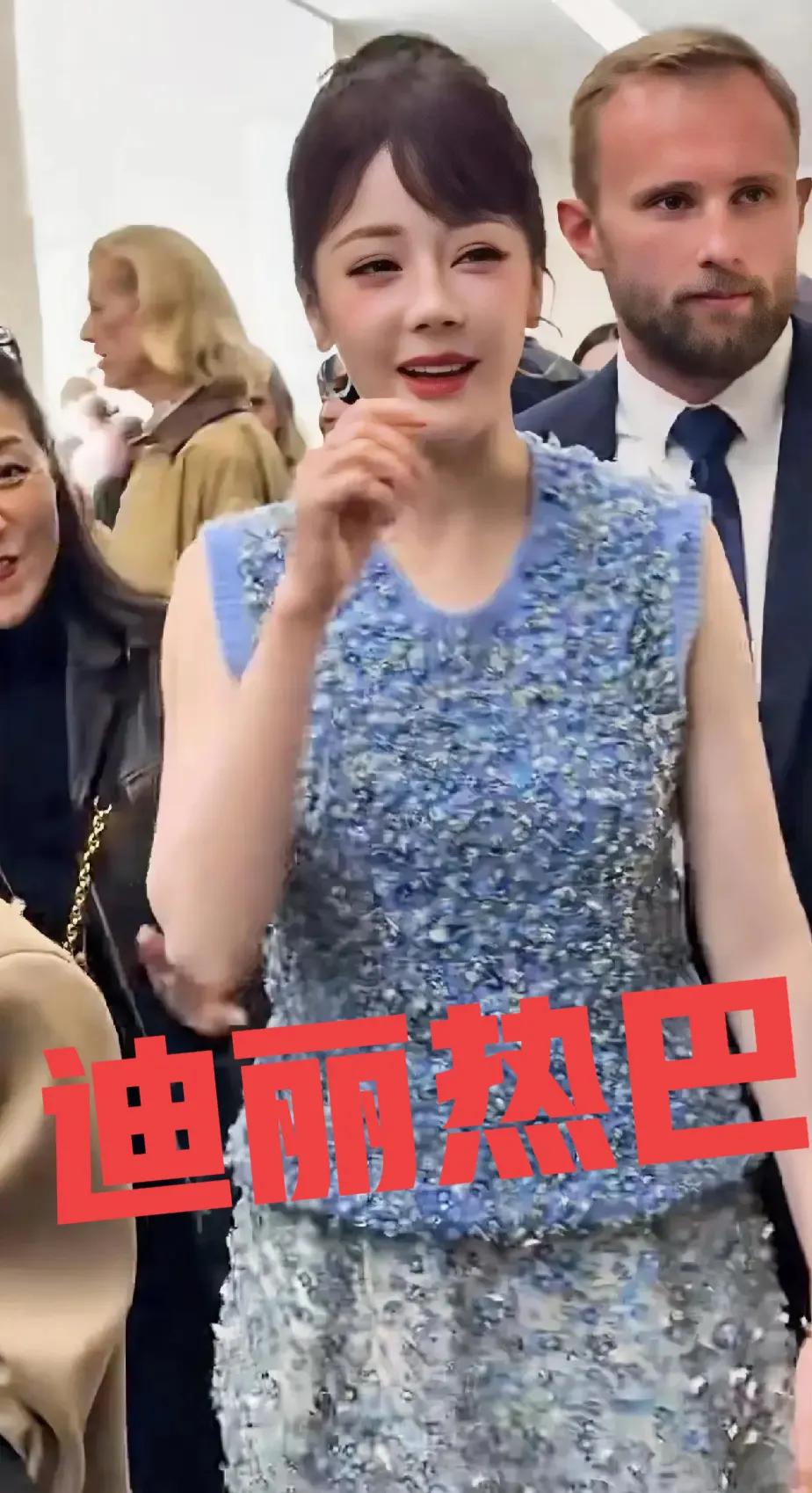 果然是女神，这种显胖显臃肿的衣服随便穿，穿起来有种岁月静好的既视感！