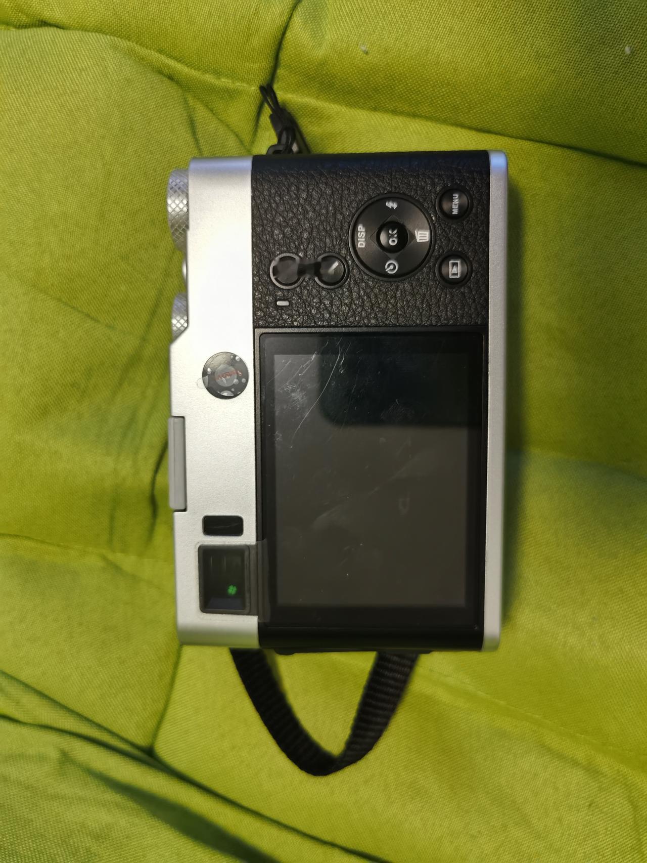 晒图笔记大赛手上的两个卡片机，没想到卡达的老相机十几年前的CCD还能卖几百块钱，