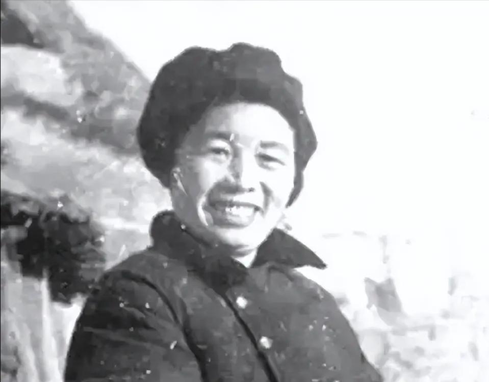 [微风]1937年，身怀有孕的张琴秋饥肠辘辘，摇摇晃晃走到山下，被马家军抓获，一