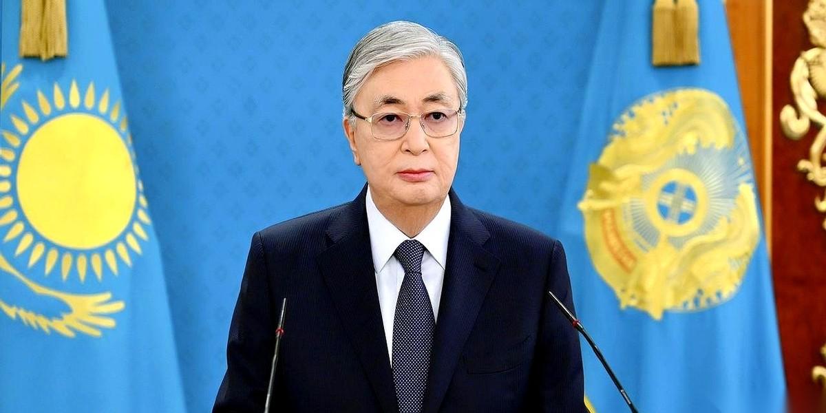 哈萨克斯坦这几年的外交，一度被不少人捧为“小国生存范本”。
结果，一脚踩空，里外