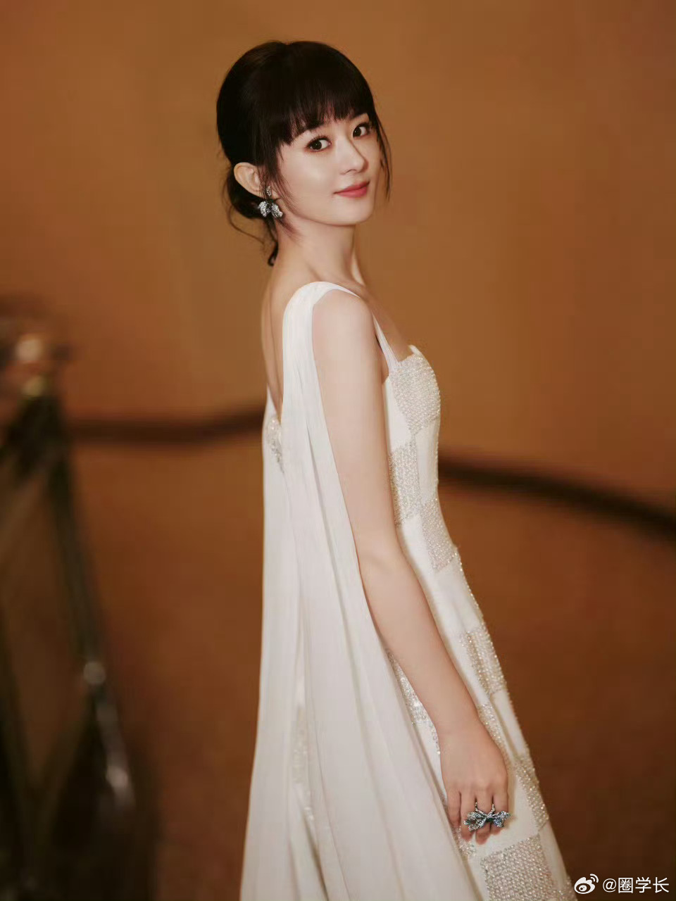 赵丽颖工作室出图丽颖这次刘海让人梦回当年那个明兰！很减龄的发型~在她娃娃脸上显得