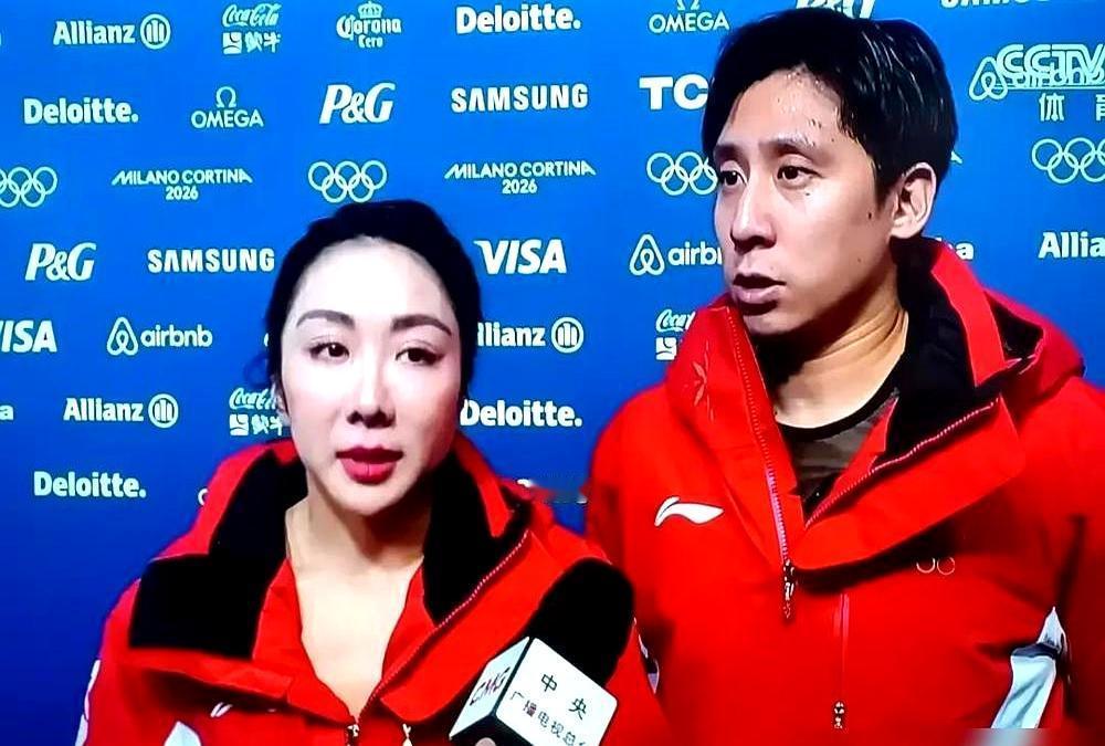 33岁和30岁，赛前还在互相打绷带。中国双人滑的最后一张门票，被两个一身旧伤的人