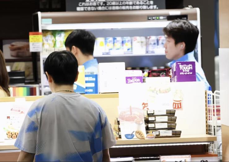 笑死我了！王楚钦和孙颖莎都在机场便利店逛，简直是一场内心大戏！

由于任姐管的很