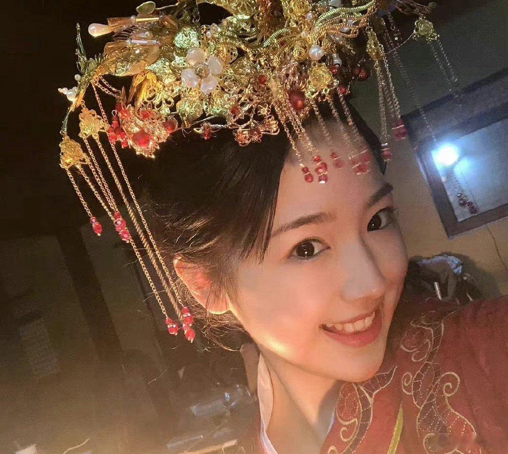 1、刷到这个瓜第一时间去看了网友扒出来的对比图，造假痕迹确实太明显。头像大小错位
