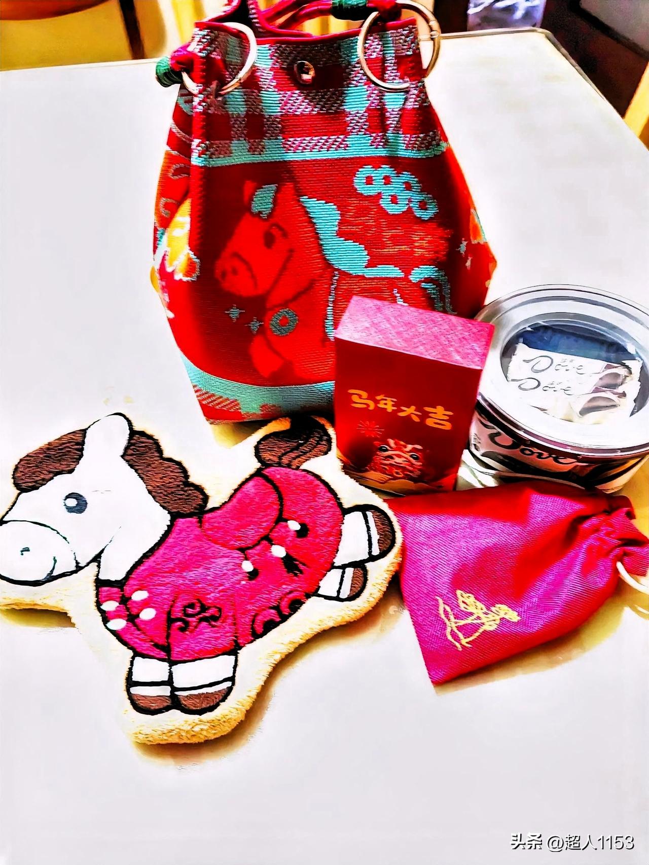 复工了，女儿复工了。
女儿复工后给我送来了礼物。

我惊呆了，
女儿复工单位给了