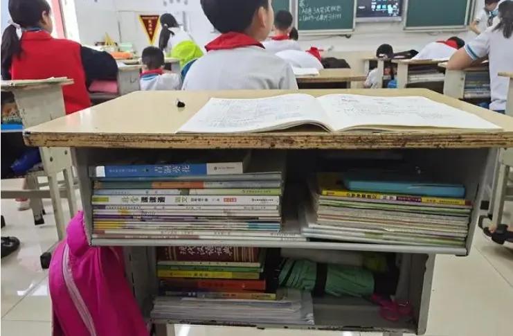孩子的课桌该如何整理？分类很有必要

前段时间，女儿的班主任给我发信息，说孩子的