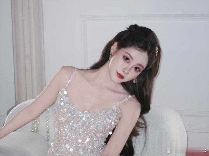 祝绪丹 大大方方的满分女 被祝绪丹狠狠美到，优雅又带点少女感，状态超好还特别宠粉