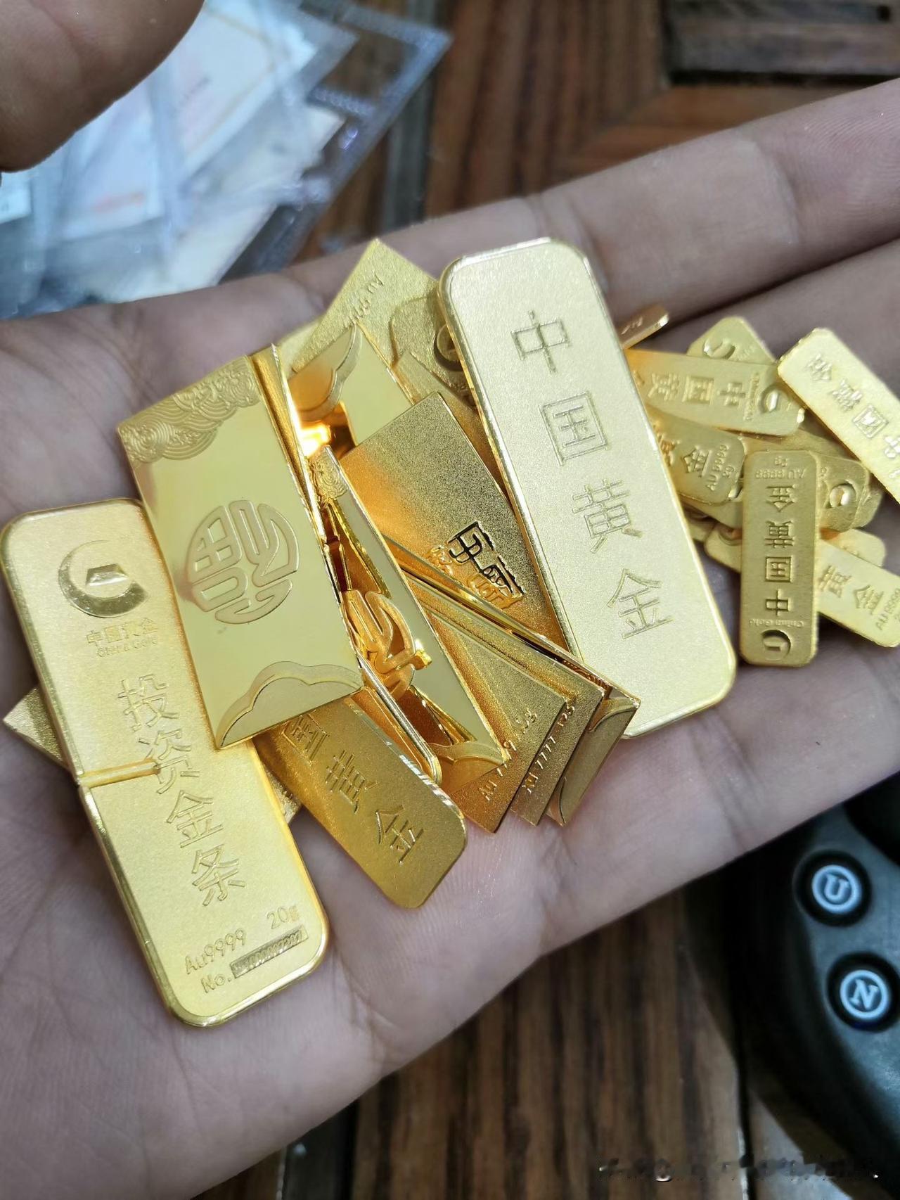 昨天我终于出手了，
990元一克卖出了200克金条，
收黄金的兄弟跟我说：后悔是