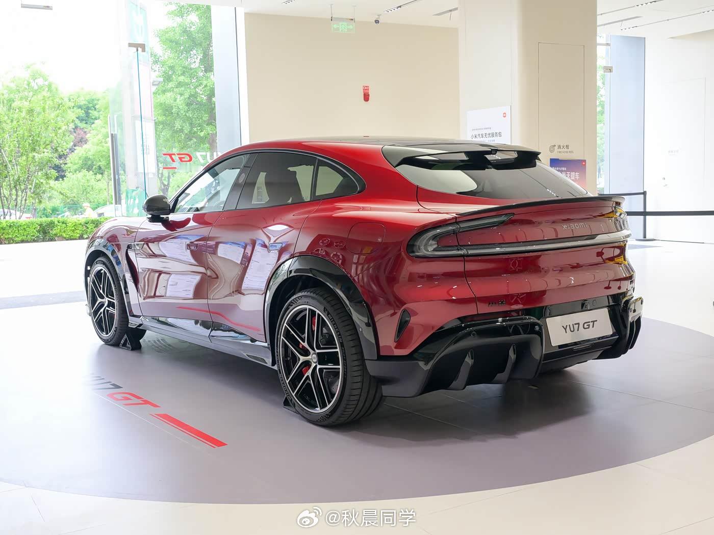 小米YU7 GT实车到底，5月底正式发布这车厘子红的颜色，还挺好看（图片来源：汽