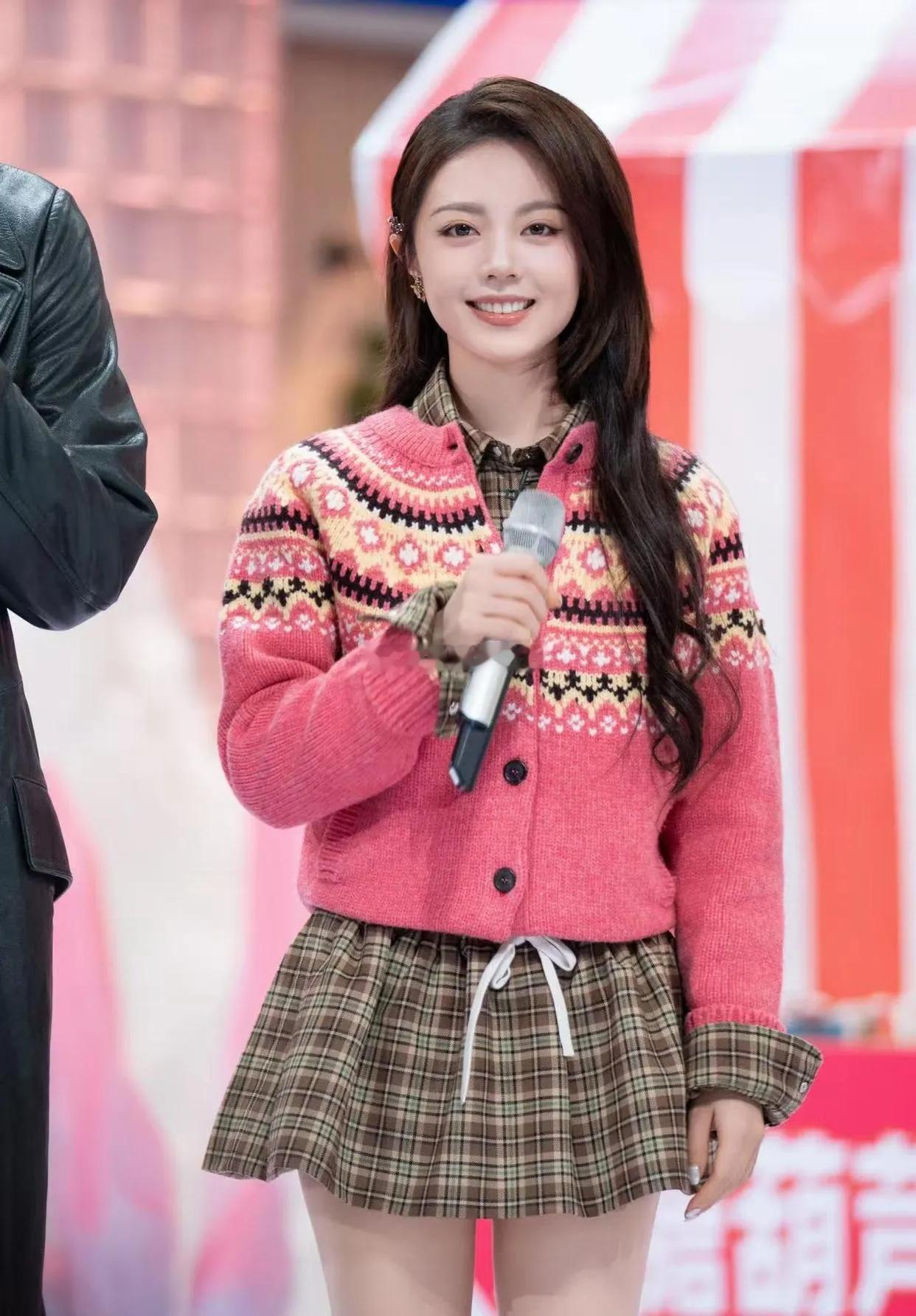 赵今麦真是穿搭小天才！粉色提花毛衣甜得冒泡，格纹衬衫添了文艺劲儿，配短裙满是青春