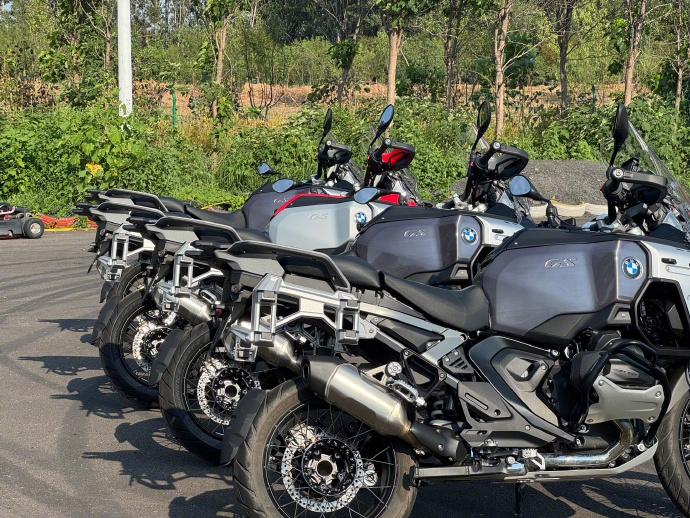 全新宝马水鸟ADV售价公布 今日，宝马摩托车GS家族最新旗舰——全新BMW R 