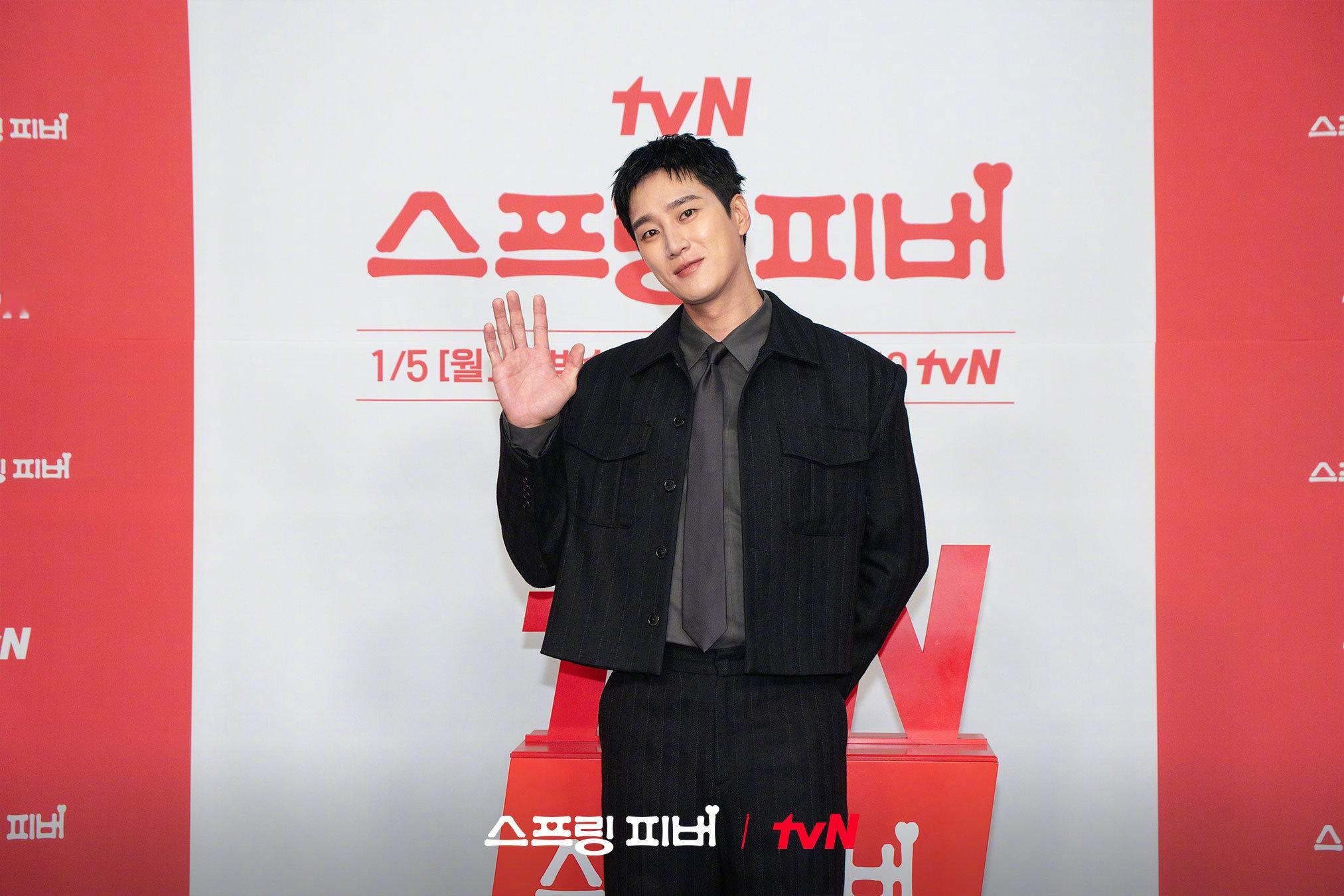 安普贤李主傧 出席tvN新月火剧SpringFever 制作发布会。该剧改编自同