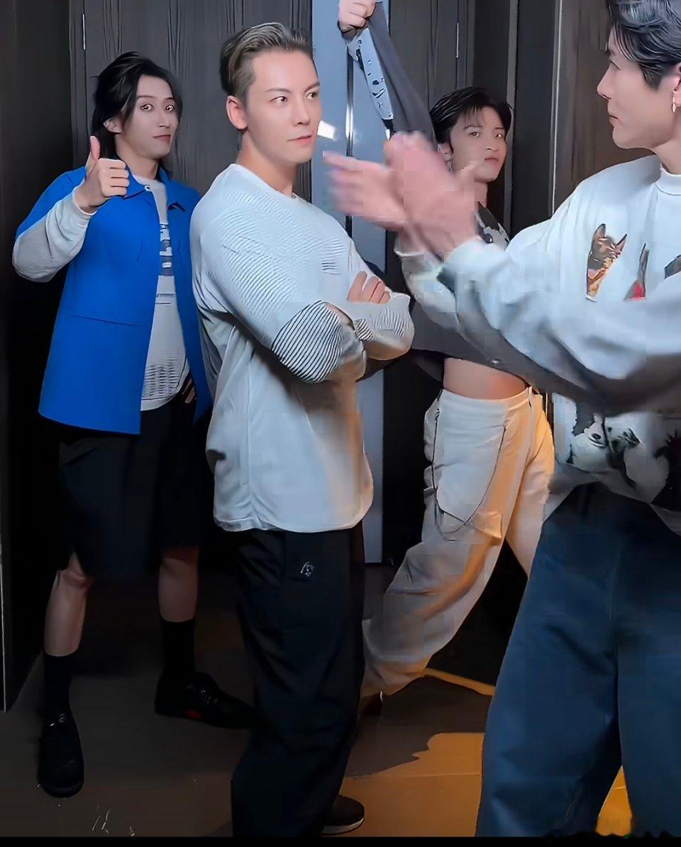 九门男团跳了梦的翅膀受了伤谁还没看九门男团跳《梦的翅膀受了伤》！剧里全是气场拉满