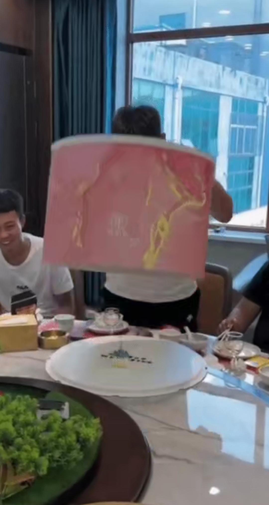 没见过这么抠门的老爷们……



媳妇儿说不喜欢吃蛋糕，就买了一个迷你款，还不够