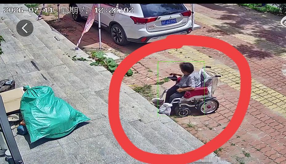 图中的老人诠释了什么叫拒绝躺平，人都已经坐在轮椅上了，沿路都不忘打野，顺点东西回